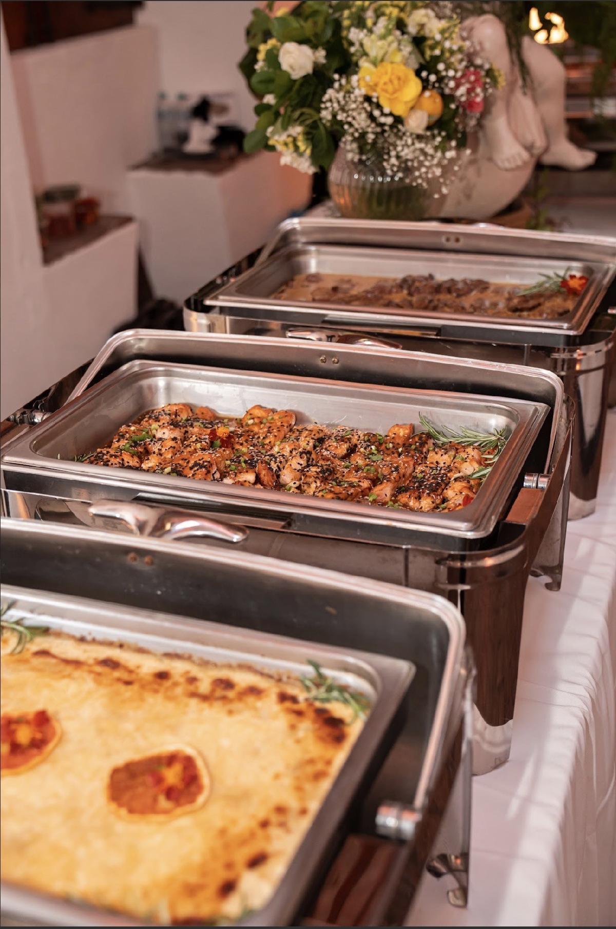 Buffet de Grace Table servido en chafing dishes