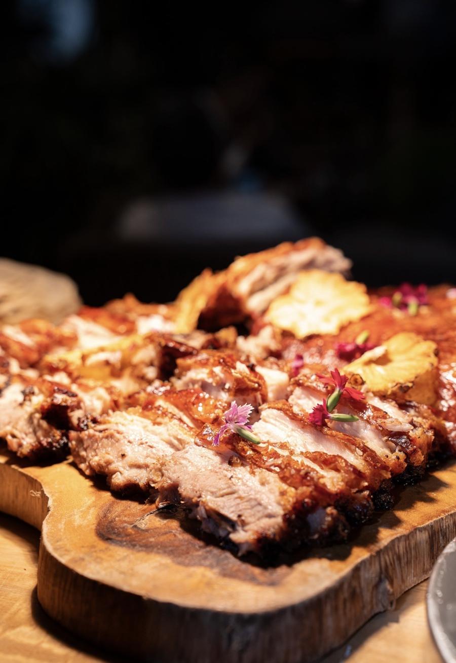 Cerdo asado en tabla