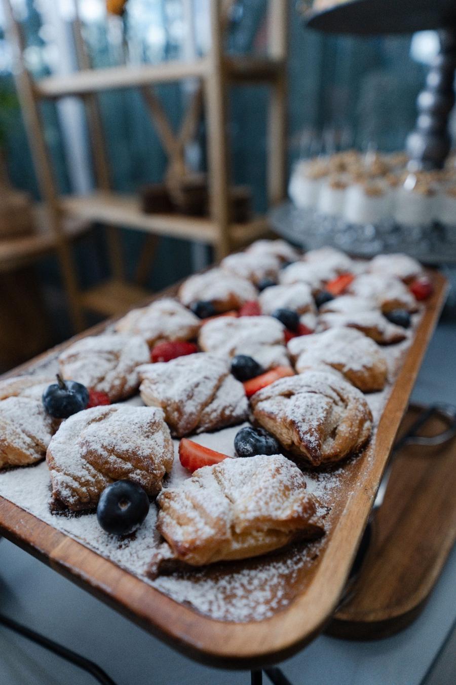 Croissants con frutos rojos