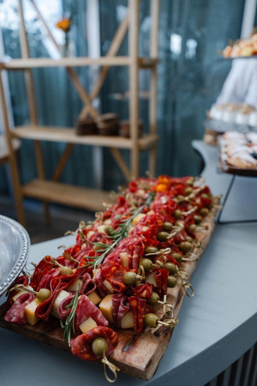 Brochetas en tabla